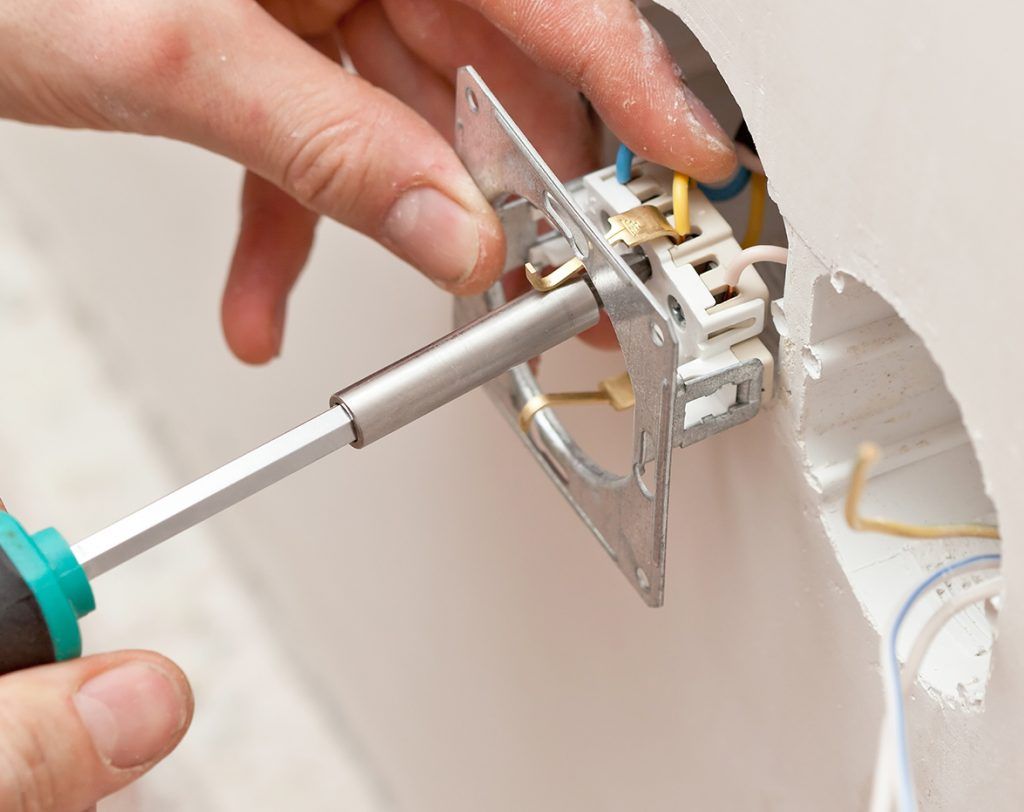 Монтаж розеток, выключателей, освещения