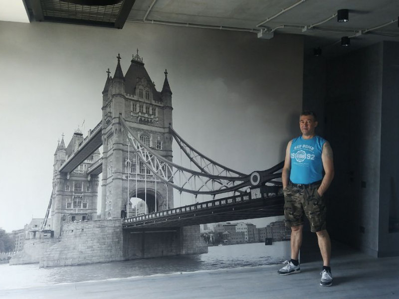 Поклеили фотообои в квартире.