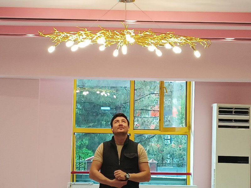 установка люстры много лампочек.