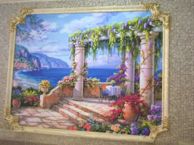 Поклеили фрески в помещении бассейна.