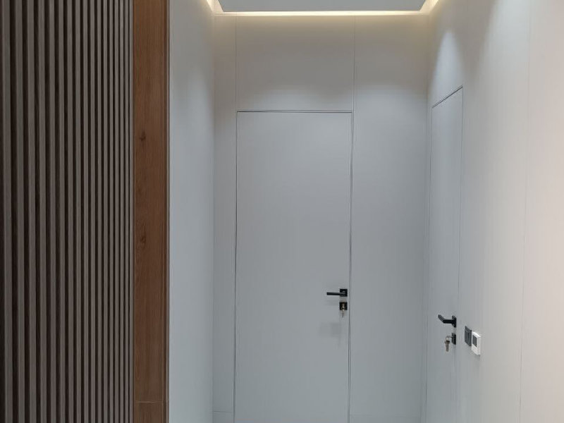 Квартиру сделали под ключ по дизайну.потолки подвесные с подсветкой из гипсокартона.Стены отштукатурены по маякам по лазерному уровню с углами по 90градусов.