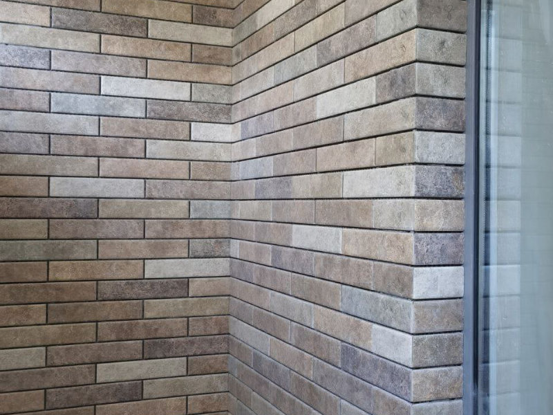 Квартиру сделали под ключ по дизайну.потолки подвесные с подсветкой из гипсокартона.Стены отштукатурены по маякам по лазерному уровню с углами по 90градусов.На балконе выложили кабанчик из керамогранита с заточкой углов под 45 градусов