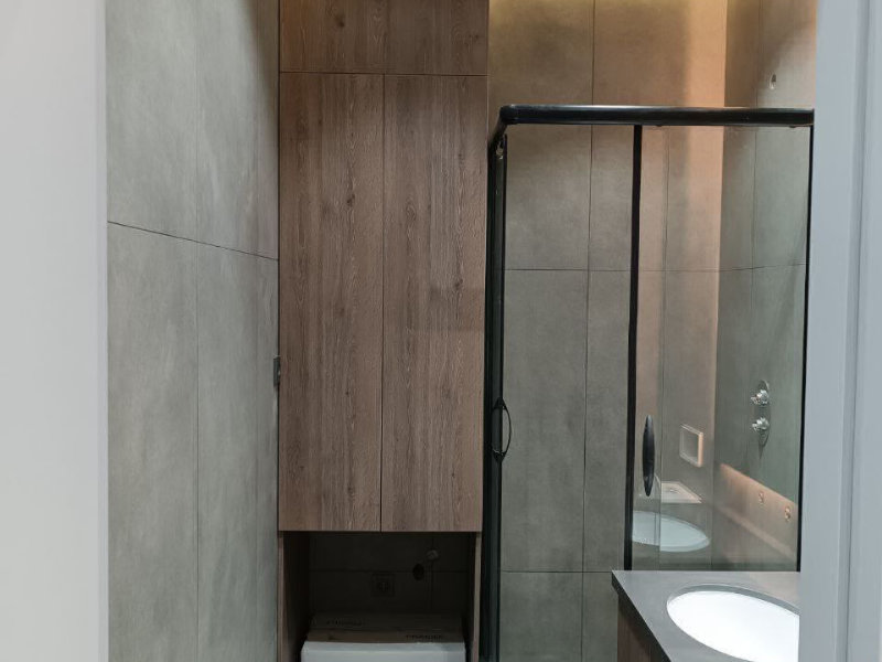 Квартиру сделали под ключ по дизайну.потолки подвесные с подсветкой из гипсокартона.Стены отштукатурены по маякам по лазерному уровню с углами по 90градусов.