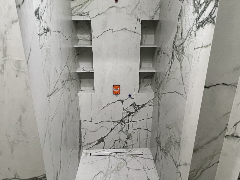 yuvunish joyi katta formatli keromagranitdan qiganmiz polkalari bilan