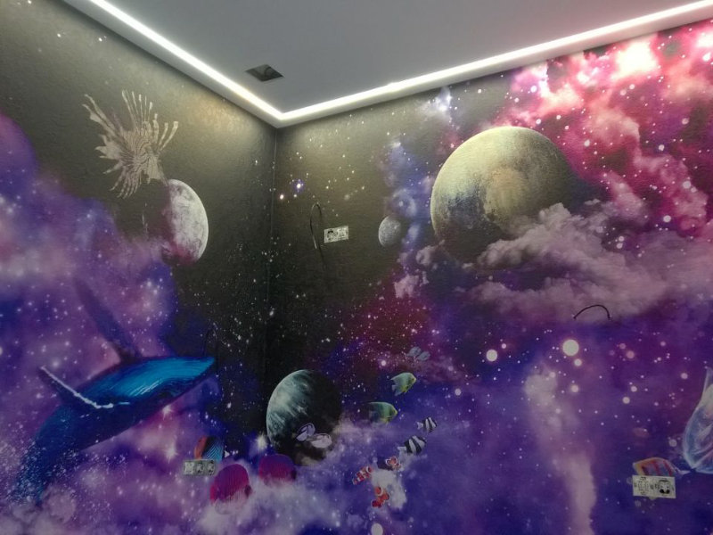 Поклеили фрески на две стены со стыковкой в углу.