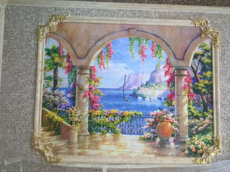 Поклеили фрески в помещении бассейна.