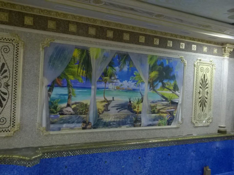 Поклеили фрески в помещении бассейна.