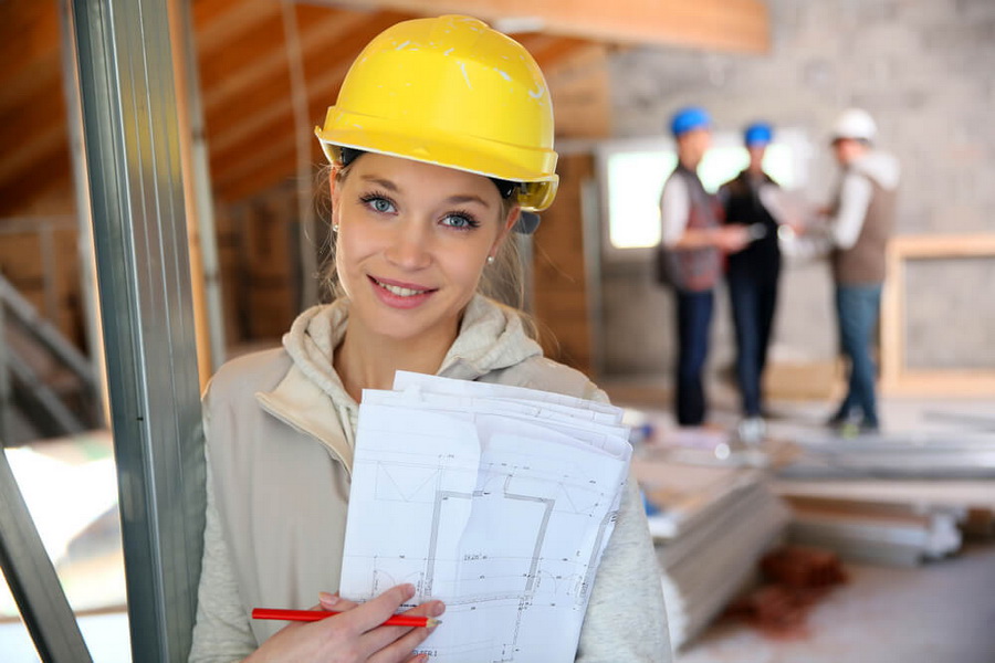 Young_woman_in_construction_professional_training_1.jpg
