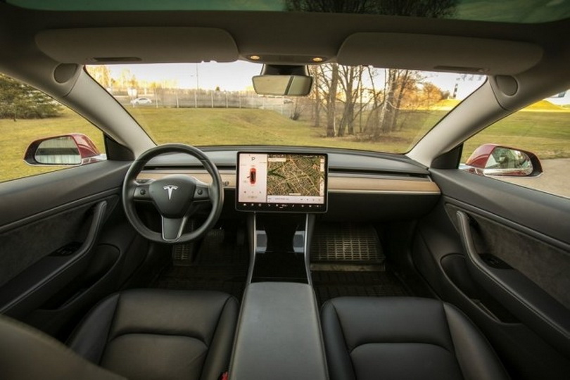 Современный интерьер Tesla Model 3 Панорамный снимок передней панели с экраном Tesla Model 3