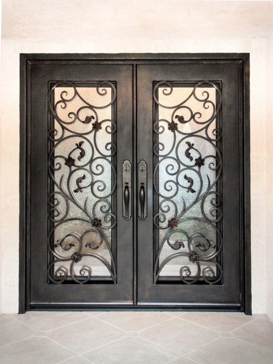 Входная дверь в дом со стеклом ковка. Кованые двери. Кованые двери со стеклом. Кованые двери входные. Железные кованые двери.
