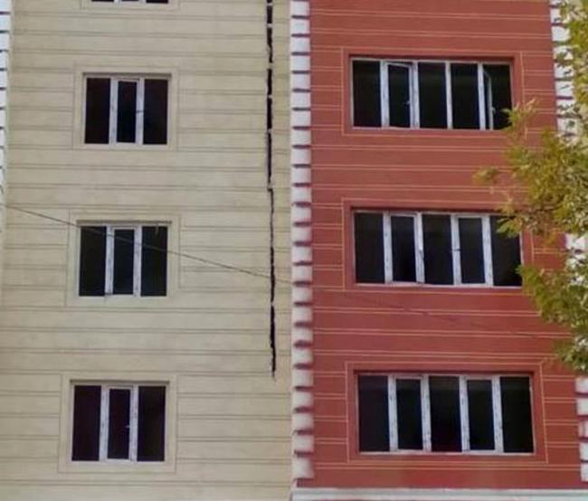 В жилой новостройке появилась огромная трещина